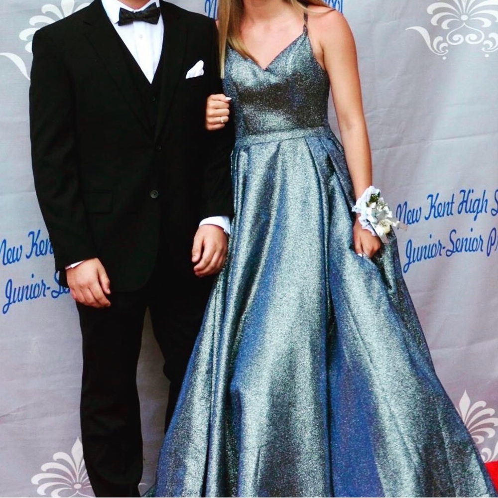 Formal gown
Pewter in color.
Absolutely beautiful